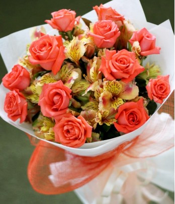 1 Dozen Peach Roses w/ Alstroemeria (Round Bouquet)