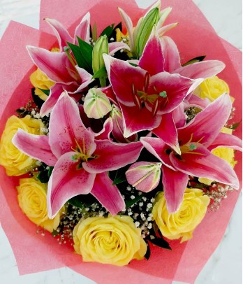 8 pcs. Yellow Ecuadorian Roses with Stargazers