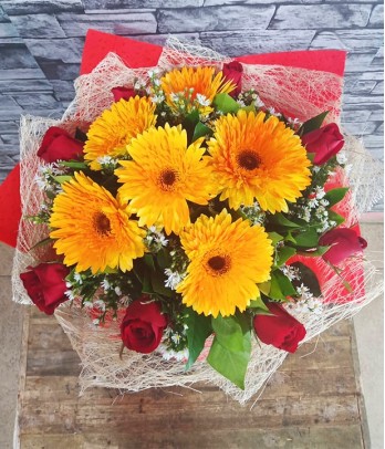 8 pieces of Red Roses with Gerberas (Round Bouquet)
